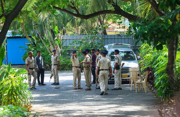 तमिलनाडु के बिजली मंत्री सेंथिल बालाजी के घर मंगलवार (13 जून) को ईडी ने छापा मारने के बाद उन्हें गिरफ्तार कर लिया.