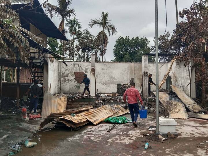 Manipur Violence: मणिपुर में उपद्रवियों ने अब तक इन नेताओं के घरों को बनाया निशाना, जातीय हिंसा में कम नहीं हो रही आगजनी और तोड़फोड़ Manipur Violence Mob Attacked RK Ranjan Singh Nemcha Kipgen Govindas Konthoujam Vungzagin Valte Manipur Violence: मणिपुर में उपद्रवियों ने अब तक इन नेताओं के घरों को बनाया निशाना, जातीय हिंसा में कम नहीं हो रही आगजनी और तोड़फोड़