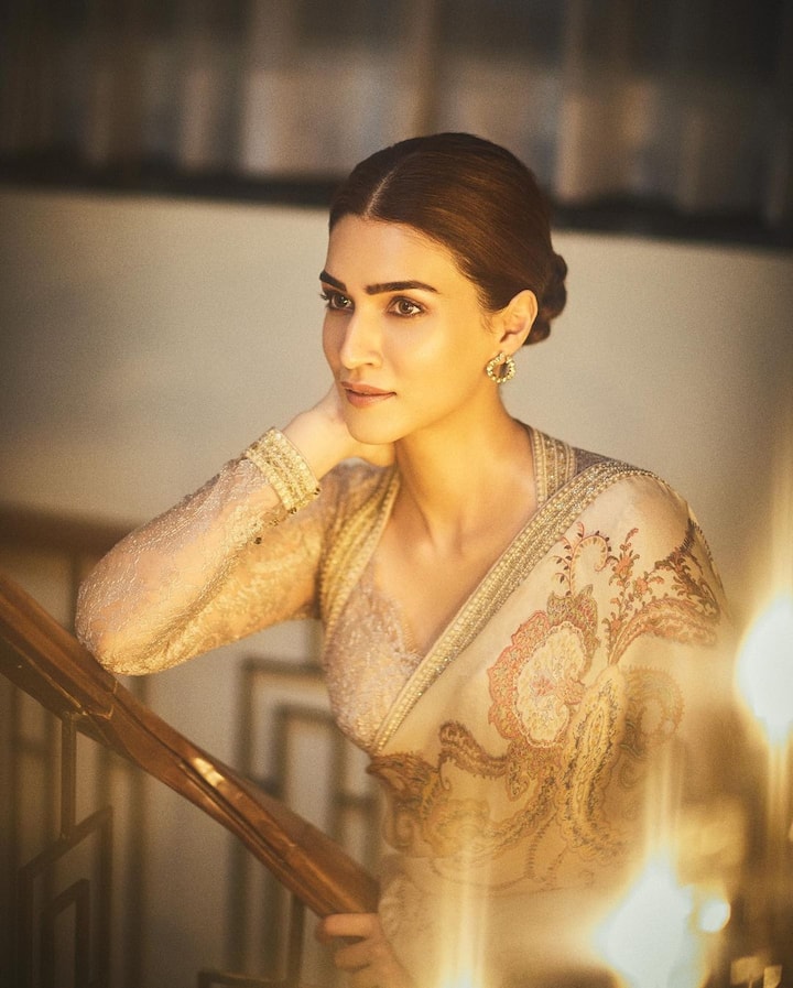 Kriti Sanon, who essays the role of Janaki in the film, opted for a printed grey saree that she paired with a full-sleeved statement blouse.