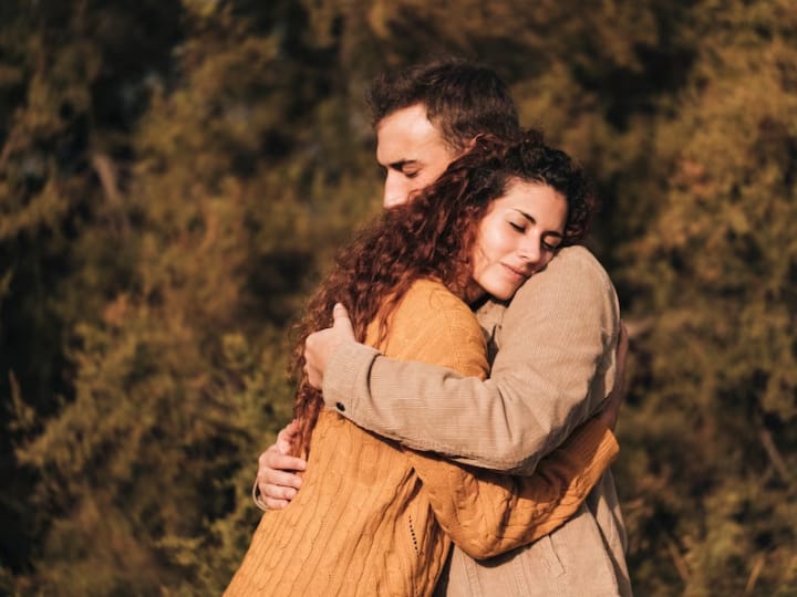 Hug Benefits Hugging Really Can Reduce Stress Pain And Avoid Serious Diseases Hugging Benefits: क्या गले लगने से सचमुच कम हो जाता है मन का दुख?