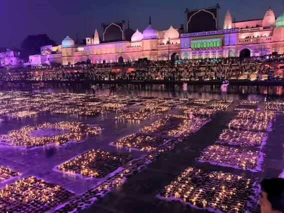 જ્યારે ઉત્તર પ્રદેશની યોગી આદિત્યનાથ સરકારે 2018માં અલ્હાબાદનું નામ બદલવાનો નિર્ણય લીધો હતો, ફૈઝાબાદ જિલ્લાનું નામ બદલીને અયોધ્યા કરવાનો નિર્ણય લેવામાં આવ્યો હતો. અયોધ્યા શ્રી રામનું જન્મસ્થળ છે, જ્યાં તેમનું ભવ્ય મંદિર બનાવવામાં આવી રહ્યું છે.