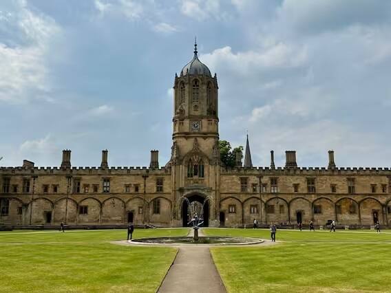 2017માં કેન્દ્ર સરકાર દ્વારા ઈંગ્લેન્ડની ઓક્સફોર્ડ યુનિવર્સિટીમાં પૂર્વ વડાપ્રધાન ઈન્દિરા ગાંધીના નામ પર આધારિત 'ઇન્દિરા ગાંધી સેન્ટર ઓફ સસ્ટેનેબલ ડેવલપમેન્ટ'નું નામ બદલવામાં આવ્યું હતું. તેને બદલીને 'ઓક્સફર્ડ ઇન્ડિયા સેન્ટર ફોર સસ્ટેનેબલ ડેવલપમેન્ટ' કરવામાં આવ્યું હતું.