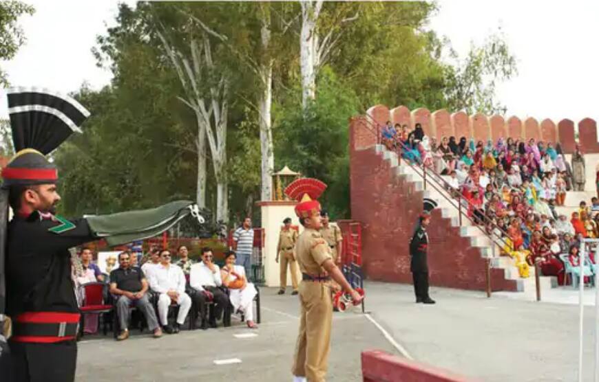 BSF changed the time of retreat: Ceremonies will now be held at 6:30 pm on all 3 borders including Attari ਰਿਟਰੀਟ ਸੈਰਮਨੀ ਦੇਖਣ ਦਾ ਬਣਾ ਰਹੇ ਹੋ ਪ੍ਰੋਗਰਾਮ ਤਾਂ ਜਾਣੋ ​​​​​​​BSF ਨੇ ਬਦਲਿਆ ਸਮਾਂ, ਜਾਣੋ ਨਵਾਂ ਸਮਾਂ ਤੇ ਕਾਰਨ
