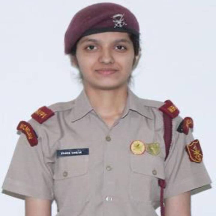 ਫਲਾਇੰਗ ਅਫ਼ਸਰ ਪ੍ਰਭਸਿਮਰਨ ਕੌਰ ਦੇ ਪਿਤਾ ਪਰਮਜੀਤ ਸਿੰਘ ਵੀ ਗੁਰਦਾਸਪੁਰ ਜ਼ਿਲ੍ਹੇ ਦੇ ਕਿਸਾਨ ਹਨ। ਪ੍ਰਭਸਿਮਰਨ ਦੀ ਨਿਯੁਕਤੀ ਹਵਾਈ ਸੈਨਾ ਦੀ ਐਜੂਕੇਸ਼ਨ ਬ੍ਰਾਂਚ ਵਿੱਚ ਹੋਵੇਗੀ।