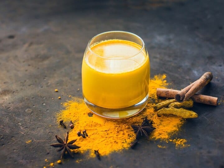 These 6 diseases can be cured by turmeric water know their names हल्दी के पानी से दूर हो सकती है आपकी ये 6 परेशानियां...यहां जानिए इसे पीने का सही समय