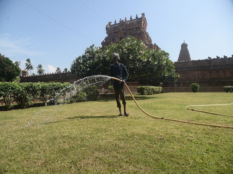 Thanjavur Spraying water to protect the grass at Tanjore Big temple TNN Tanjore Big temple: வாட்டி வதைக்கும் வெயில்... தஞ்சை பெரியகோவிலில் புல்வெளியை பாதுகாக்க தண்ணீர் தெளிக்கும் பணி