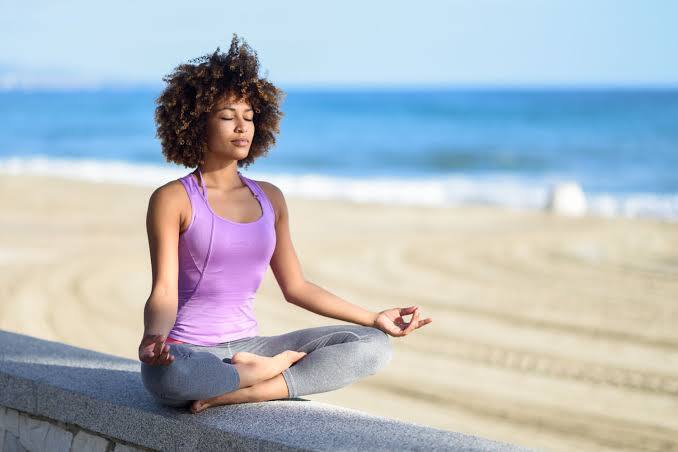 योगा (Yoga) किंवा ध्यान (Meditation) केल्यामुळे देखील तणाव दूर होतो. योगामुळे नकारात्मक विचार दूर राहतात आणि ताण नाहीसा होतो.