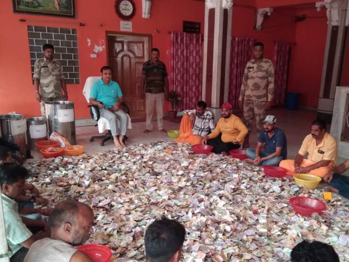 Baba Baidyanath Dham Large number of dollars found in 18 donation boxes, counting continues Baidyanath Temple Donation: बाबा बैद्यनाथ मंदिर में डॉलर्स की 'बाढ़', दान पेटियों की रकम देख आप भी रह जाएंगे दंग