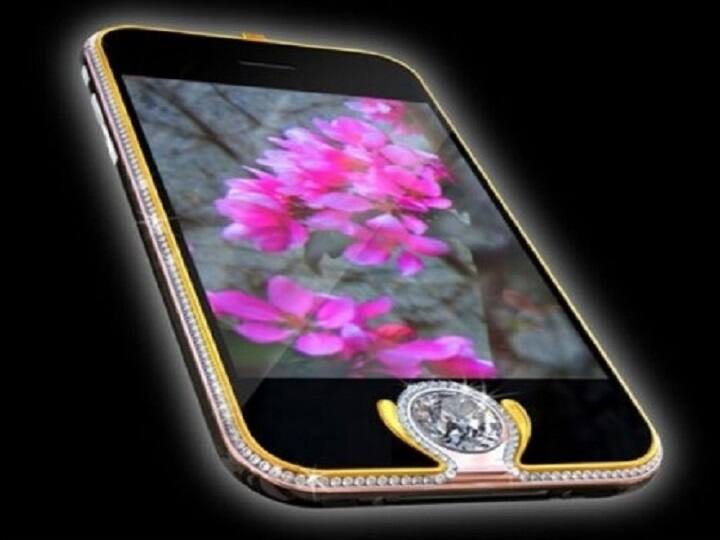 दुनिया के सबसे महंगे स्मार्टफोन में iPhone 3G king button भी एक बडा नाम है. इसकी कीमत 2.4 मिलियन डॉलर है. इस फोन के किनारे-किनारे 138 ब्रिलिएंट कट डायमंड व्हाइट-गोल्ड लाइन लगा है. इस स्मार्टफोन को ऑस्ट्रियन ज्वेलर पीटर एलिशन ने किया था.