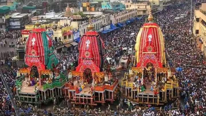 চিরাচরিত রীতি মেনে, বিশেষ ধরনের কাঠ দিয়ে তৈরি হয় তিনটি রথ- জগন্নাথদেবের রথের নাম নন্দীঘোষ, বলভদ্রের তালধ্বজ এবং সুভদ্রার রথ দর্পদলন৷