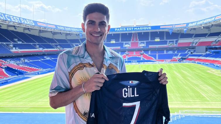 Shubman Gill visits Parc des Princes poses with Paris Saint-Germain jersey Shubman Gill: ছুটি কাটানোর মাঝেই নেমার, এমবাপেদের ক্লাবে হাজির শুভমন গিল