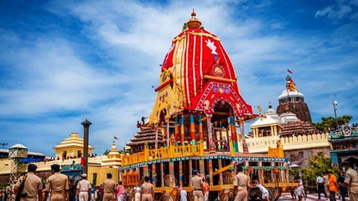 রথ মানেই উৎসব মুখর নীলাচল। দেশ-বিদেশ থেকে আসা তীর্থযাত্রী, পর্যটকদের ভিড়। দুনিয়ার নজর কাড়ে পুরীর রথের বিপুল ভক্ত সমাগম ।