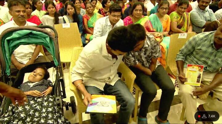 அப்பொழுது அருகில் இருந்த மாற்றுத்திறனாளி மாணவர் வழங்கிய பரிசை உடனே பிரித்து பார்த்த விஜய் அம்மாணவரை கட்டி தழுவினார்.