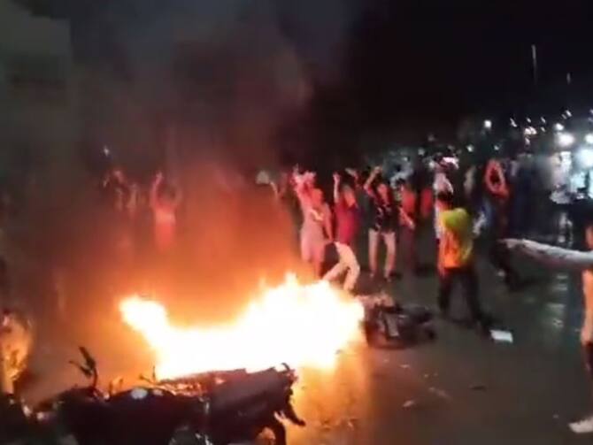 Gujarat Violence In Junagadh Mob Attacks Police Personnel Injured Including  Deputy Sp | गुजरात के जूनागढ़ में दरगाह के अवैध निर्माण को लेकर भारी बवाल,  भीड़ का पुलिस चौकी पर हमला ...