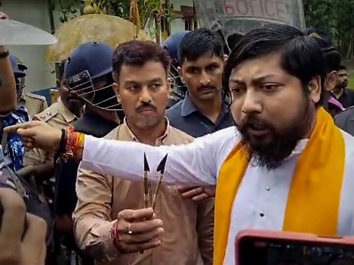 WB Panchayat Elections 2023: 'बम फेंके जा रहे हैं, पुलिस के सामने...', बंगाल में अपने काफिले पर हमले के बाद बोले केंद्रीय राज्य मंत्री West Bengal Panchayat Election 2023 Clash Between TMC BJP Workers MoS Nisith Pramanik Attacked WB Panchayat Elections 2023: 'बम फेंके जा रहे हैं, पुलिस के सामने...', बंगाल में अपने काफिले पर हमले के बाद बोले केंद्रीय राज्य मंत्री