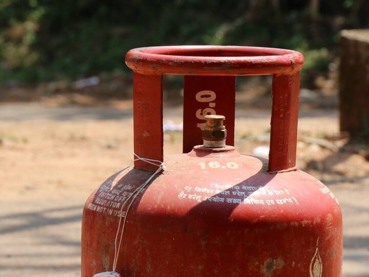 lpg gas cylinder also have expiry date know here how to check गैस सिलेंडर भी होते हैं एक्स्पायर, इस तरह कर सकते हैं पता, जाने क्या होती है टेस्ट ड्यू डेट?