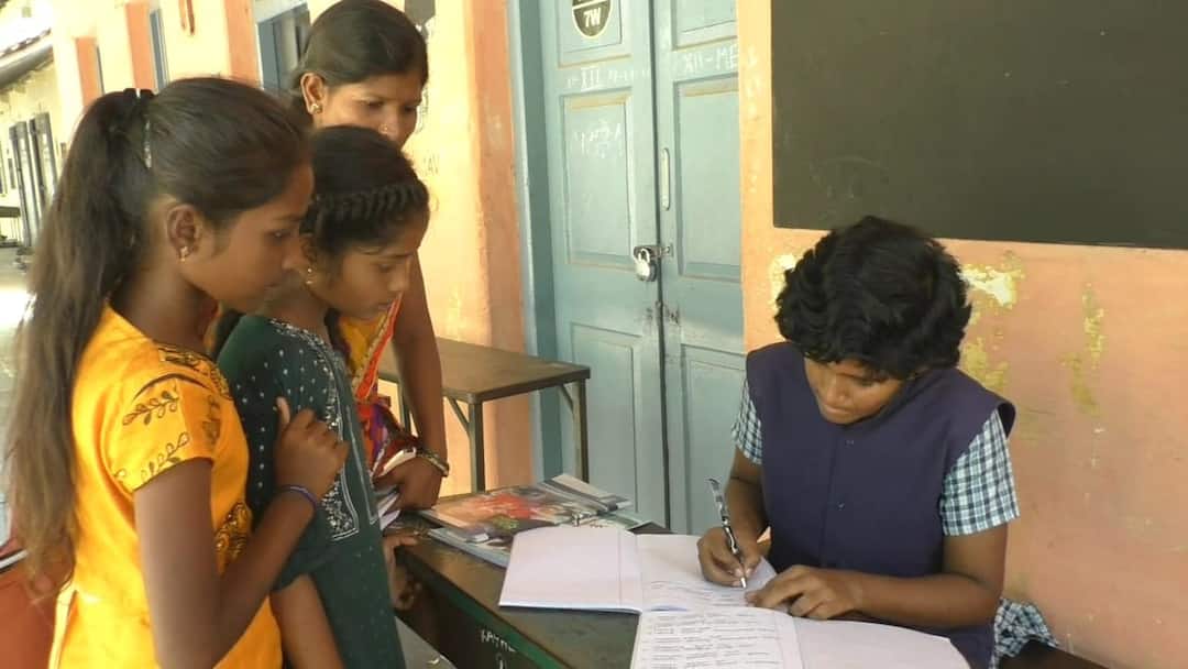 Dharmapuri: எழுத்துக்களை பிம்பம் வாயிலாக பார்க்கும் வகையில் புதிய முயற்சி - கோடை விடுமுறையை பயனுள்ள வகையில் பயன்படுத்திய மாணவி Dharmapuri government school student who used to write in a visual way during the summer holidays TNN Dharmapuri: எழுத்துக்களை பிம்பம் வாயிலாக பார்க்கும் வகையில் புதிய முயற்சி - கோடை விடுமுறையை பயனுள்ள வகையில் பயன்படுத்திய மாணவி