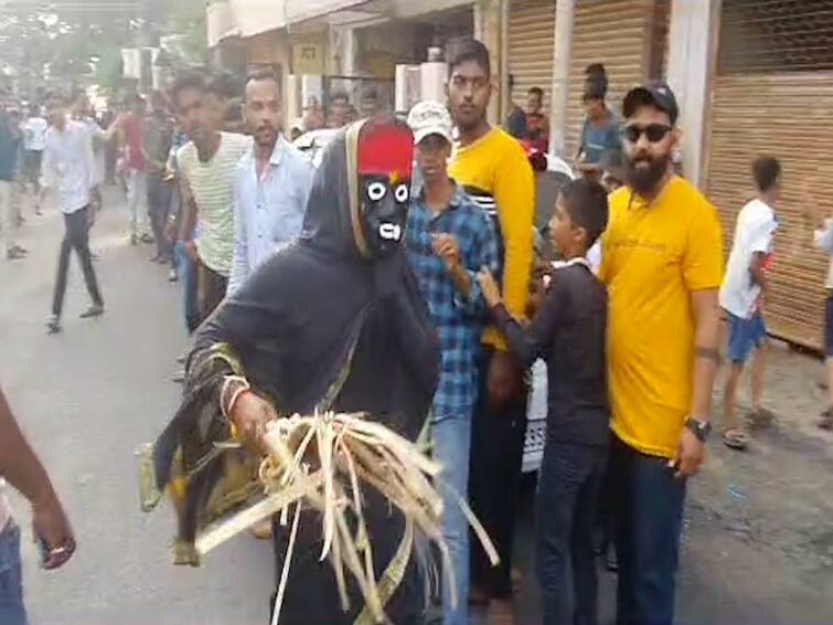 Sangli Local News Updates sangli old tradition bhutachi aai tadkad tai Sangli News : अंगावर काळी साडी आणि हातात सूप! सांगलीत अवतरली भुताची आई 'तडकडताई'