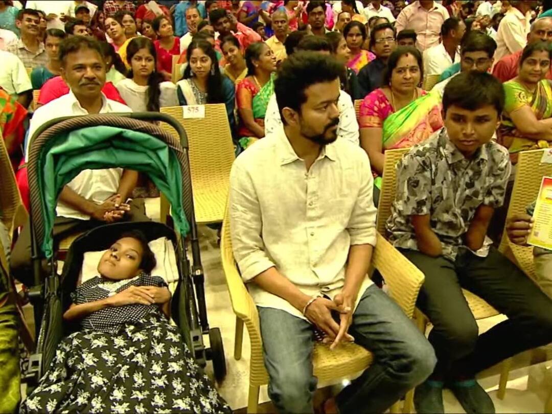 Vijay Makkal Iyakkam: மாணவர்களுடன் விஜய்: அரங்கம் அதிரும் அளவிற்கு உற்சாக வரவேற்பு..