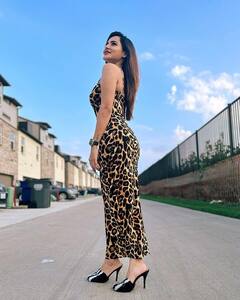 చిరుత దుస్తుల్లో మెరిసిన అషు - విదేశాల్లో చిల్ అవుతూ!