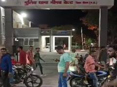 नीमच में पुलिस थाने के सामने महिला ने कर दी 500 के नोटों की बारिश! एक घंटे तक चला ड्रामा, जानें वजह