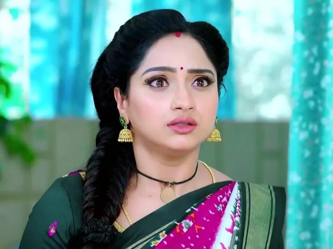 Trinayani June 17th: భర్త చేతి గాయాన్ని సులువుగా నయం చేసిన హాసిని.. వల్లభపై ఫైర్ అయిన నయని? Nayani serious on vallabha in todays Trinayani June 17th episode ngr Trinayani June 17th: భర్త చేతి గాయాన్ని సులువుగా నయం చేసిన హాసిని.. వల్లభపై ఫైర్ అయిన నయని?