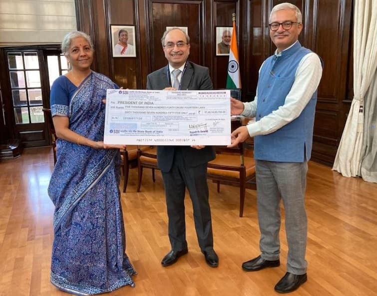 SBI handed over dividend check of Rs 5740 crore to Finance Minister, record dividend so far