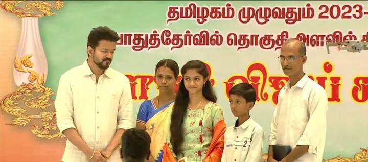 ‘முக்கியமாக நீங்கள் உங்கள் பெற்றோரிடம் இனி காசு வாங்காமல் ஓட்டுபோட வேண்டும் என்று சொல்ல வேண்டும்’ என்றார் விஜய். பின்னர் விருதுகள் வழங்கப்பட்டது. அப்போது தமிழ்நாட்டில் 600/600 பெற்ற திண்டுக்கல் மாவட்டத்தை சார்ந்த மாணவி நந்தினுக்கு வைர நெக்லஸ் வழங்கினார் விஜய்.