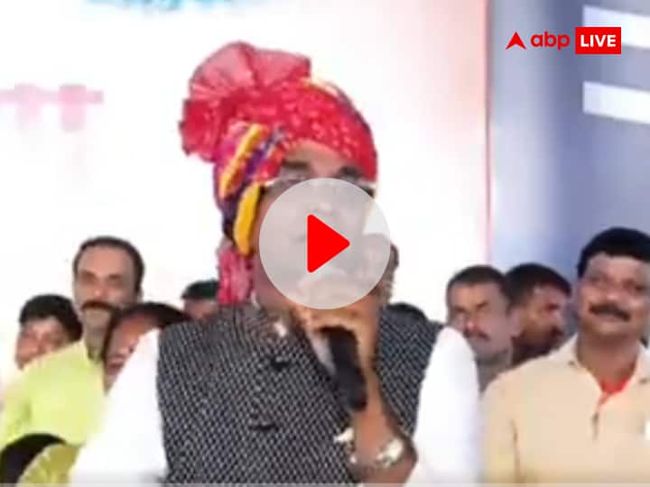 Vishwas Sarang Cries in front of Pandit Pradeep Mishra Kubereshwar Dham Viral Video ann Watch: पंडित प्रदीप मिश्रा की विदाई पर फफक कर रो पड़े CM शिवराज के मंत्री, वायरल हुआ वीडियो