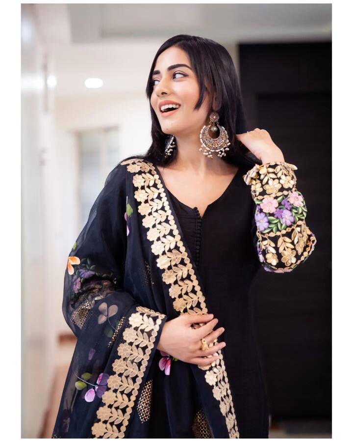 अमृता ने बताया कि, ‘मैं कद में ऋतिक रोशन से काफी छोटी लग रही थी. यही वजह है कि मुझे वो फिल्म छोड़नी पड़ी. अब ये ही कह सकती हूं कि भाग्य में जिसके जो चीज होती है, उसे वो ही मिलती है.’