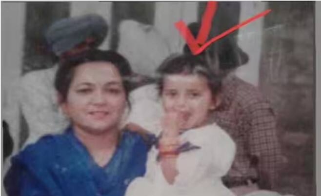 ਦਰਅਸਲ, ਇਹ ਤਸਵੀਰ ਕਿਸੇ ਹੋਰ ਦੀ ਨਹੀਂ ਬਲਿਕ ਪੰਜਾਬੀ ਗਾਇਕਾ ਅਤੇ ਅਦਾਕਾਰਾ ਨਿਮਰਤ ਖਹਿਰਾ ਦੀ ਹੈ। ਜਿਸ ਵਿੱਚ ਉਹ ਆਪਣੇ ਸਕੂਲ ਦੀ ਵਰਦੀ ਵਿੱਚ ਦਿਖਾਈ ਦੇ ਰਹੀ ਹੈ।