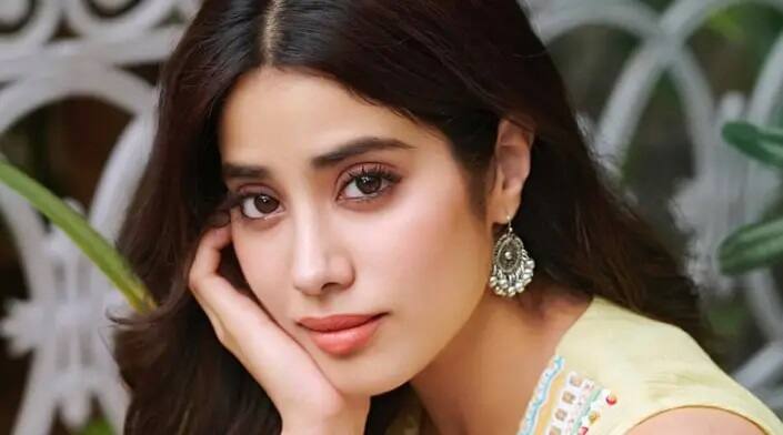 janhvi kapoor told sridevi mother stopped talking 6 વર્ષની ઉંમરે દીકરી જાહન્વીએ શ્રીદેવી સાથે આ કારણે વાત કરવાનું કર્યું હતું બંધ, કહ્યી હતી, ખરાબ માતા