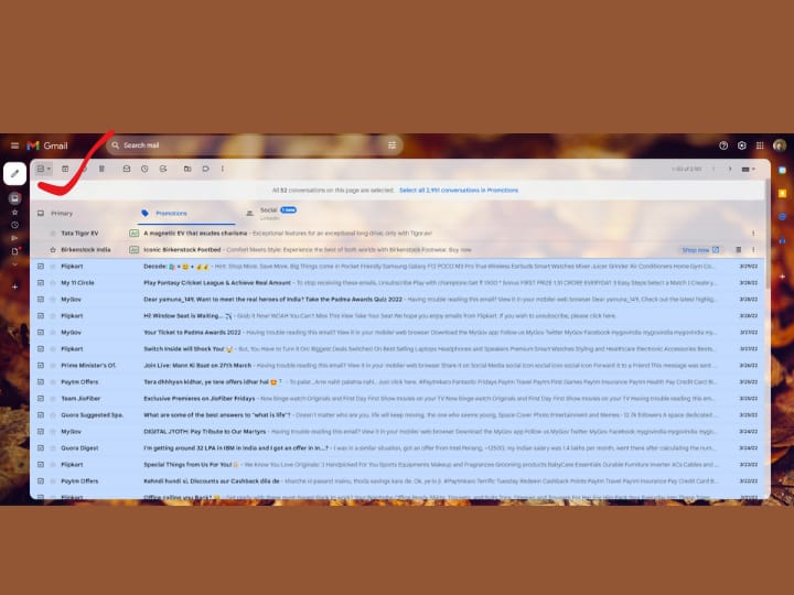 अब यहां जीमेल अकाउंट को खोलकर प्राइमरी, सोशल या प्रमोशन कैटेगरी में से जिसे भी आप पूर्ण रूप से खाली करना चाहते हैं उस सेक्शन में आएं और टॉप में दिख रहे स्क्वायर के ऑप्शन को क्लिक करें. यानि एक बॉक्स सा बना आएगा. ऐसा करते ही शरुआत की 50 मेल्स सेलेक्ट हो जाएंगी.