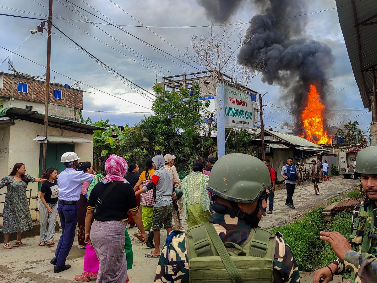 हिंसा की आग में जल रहा मणिपुर, सुरक्षाबलों पर फायरिंग की सूचना Manipur burning in fire of violence, information of firing on security forces