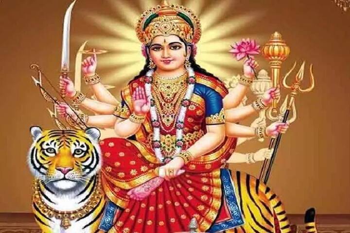 માતા રાણીને લાલ રંગ ખૂબ જ પ્રિય છે. જો તમારા પરિવારનો કોઈ સભ્ય લાંબા સમયથી બીમાર છે તો આ ગુપ્ત નવરાત્રિ દરમિયાન મા દુર્ગાને લાલ રંગના ફૂલ ચઢાવો. તેની સાથે માતાના મંત્ર 'ઓમ ક્રિમ કાલિકાય નમઃ' નો જાપ કરો. આમ કરવાથી બીમારીઓથી છુટકારો મળે છે.