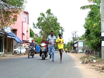 Mayiladuthurai: Parents who cheered on a boy who ran a marathon Mayiladuthurai: மாரத்தான் ஓடிய சிறுவன்... உற்சாக படுத்த பின்னாடியே ஓடிய பெற்றோர் - மயிலாடுதுறையில் நெகிழ்ச்சி சம்பவம்!