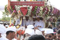 अजित पवारांनी केले तुकोबारायांच्या पालखीचे सारथ्य