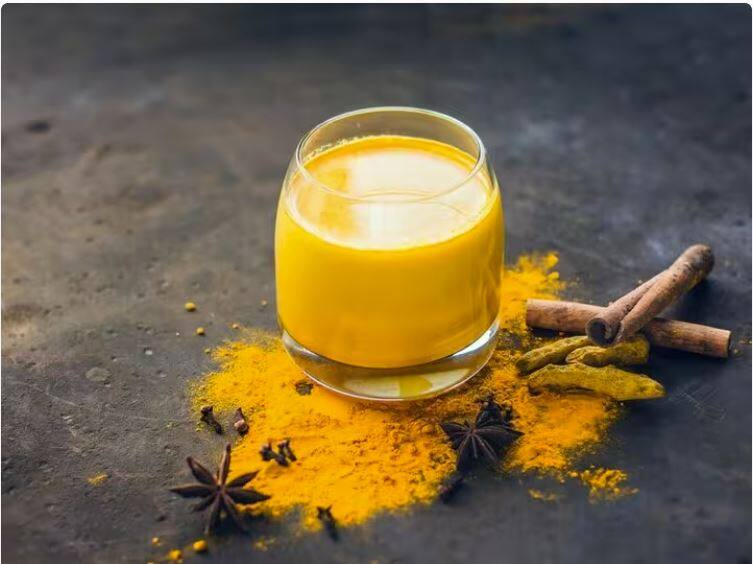 these 6 diseases can be cured by turmeric water know their names ਹਲਦੀ ਦੇ ਪਾਣੀ ਨਾਲ ਦੂਰ ਹੋ ਸਕਦੀਆਂ ਨੇ ਇਹ 6 ਦਿੱਕਤਾਂ… ਜਾਣੋ ਇਸ ਨੂੰ ਪੀਣ ਦਾ ਸਹੀ ਸਮਾਂ