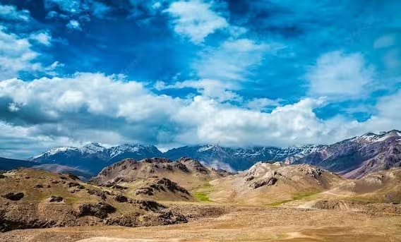 स्पिती व्हॅली (Spiti Valley) : स्पिती व्हॅली देखील फिरण्यासाठीच्या सर्वोत्तम ठिकाणांपैकी एक आहे. येथे तुम्ही चंद्रताल, सूरज ताल, धनकर मठ, कुंझुम पास अशा अनेक ठिकाणांना भेट देऊ शकता.