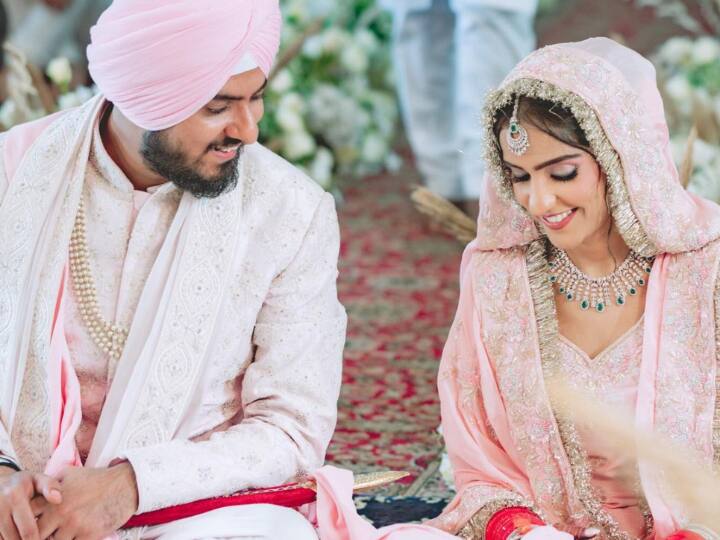 प्लेबैक सिंगर Asees Kaur ने गोल्डी सोहेल के साथ गुरुद्वारे में की शादी, ब्लश पिंक आउटफिट में क्यूट दिखा कपल