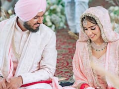 प्लेबैक सिंगर असीस कौर ने गोल्डी सोहेल के साथ गुरुद्वारे में की शादी, ब्लश पिंक आउटफिट में क्यूट दिखा कपल