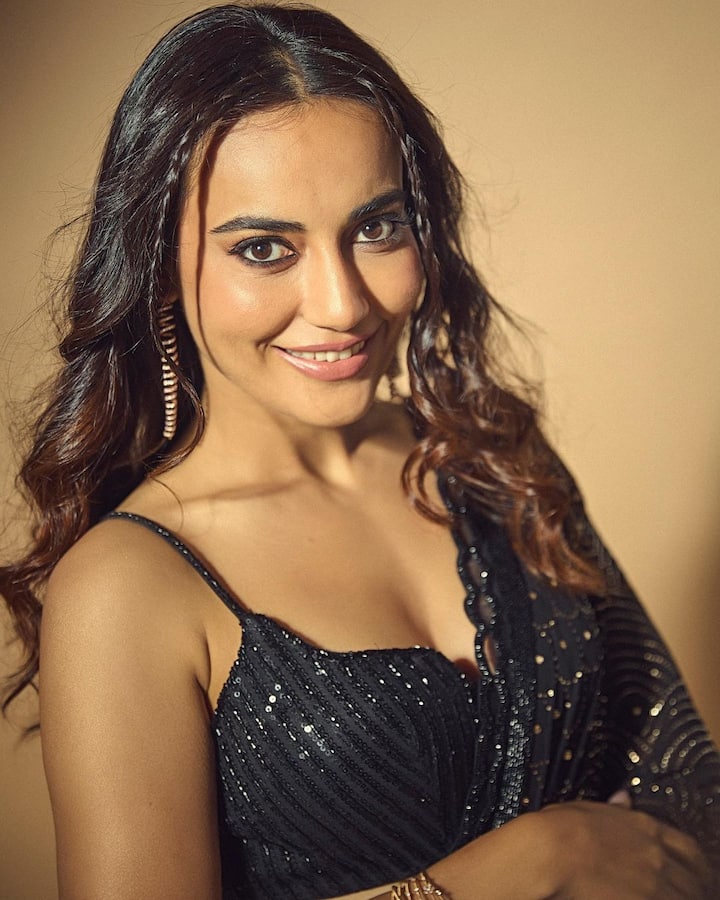Surbhi Jyoti Pics : ટીવીની જાણીતી અભિનેત્રીઓમાંની એક સુરભી જ્યોતિએ સોશિયલ મીડિયા પર પોતાની લેટેસ્ટ તસવીરો શેર કરી છે. આ તસવીરોમાં તેની સ્ટાઈલ તબાહી મચાવી દે તેવી છે.