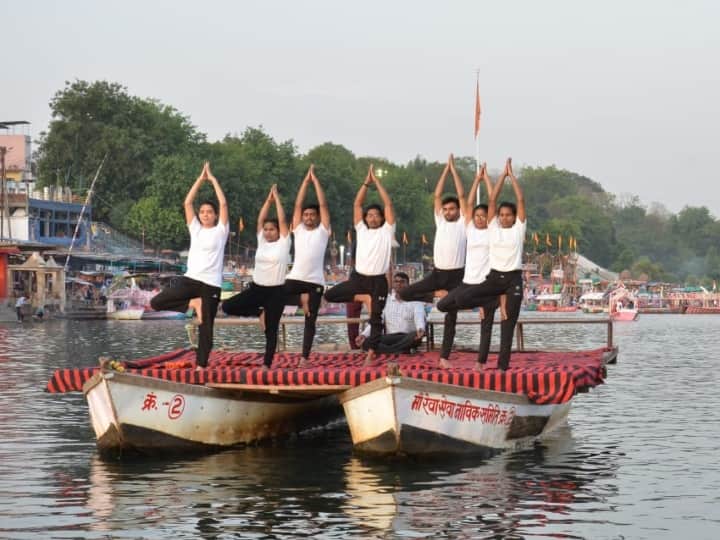 International Yoga Day 2023: अंतराष्ट्रीय योग दिवस के मेगा आयोजन के लिए जबलपुर अभी से योगमय दिख रहा है. लोगों में जन जागरण के उद्देश्य से गौरीघाट पर जल और अग्नि तत्‍व पर यो‍ग किया जा रहा है.