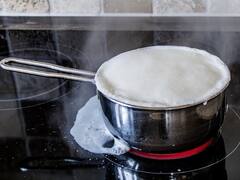 दूध से 'मलाई' निकालकर फेंकने की कभी न करें गलती, बहुत फायदेमंद चीज है ये