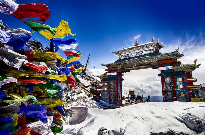 सेला पास (Sela Pass) : ईशान्य भारतात देखील पर्यटनासाठी उत्तम ठिकाण आहेत, त्यातीलच एक म्हणजे सेला पास. अरुणाचल प्रदेशातील तवांगपासून 78 किमी अंतरावर असलेला सेला पास अतिशय सुंदर पर्यटन स्थळ आहे. तवांग आणि सेला पास हा प्रेक्षणीय स्थळ पाहण्यासाठी खूप चांगला पर्याय आहे. तुम्हाला सुंदर तलावाजवळ ट्रेल हायकिंग आणि पिकनिकचा आनंद घेता येईल.
