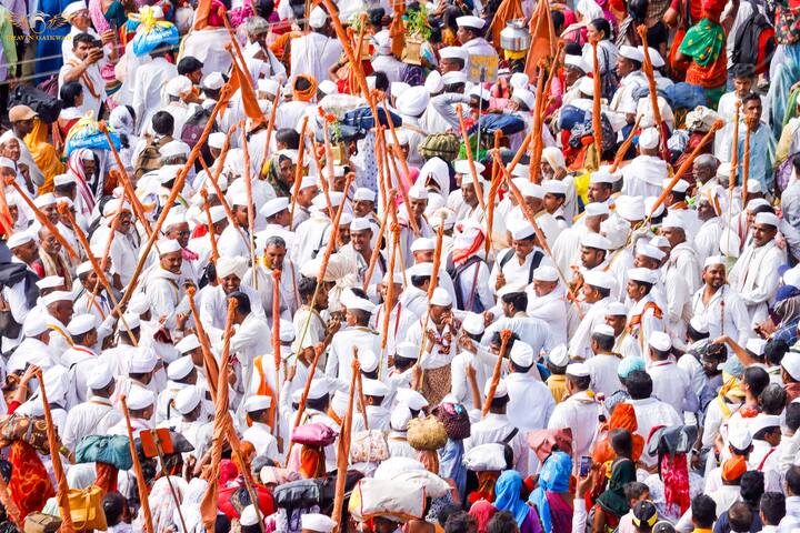 'अवघा रंग एक झाला, जय जय राम कृष्ण हरी' या ओळी गात आणि टाळ मृदुंगावर ठेका धरत संत ज्ञानेश्वर महाराजांच्या पालखी वारीचा प्रत्येक कठीण टप्पा पार करत मार्गक्रमण करत आहे.