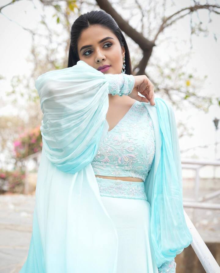 సోషల్ మీడియాలోనూ మస్త్ యాక్టివ్ గా ఉంటుంది.Photo Credit: Sreemukhi/ instagram