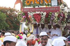 अजित पवारांनी केले तुकोबारायांच्या पालखीचे सारथ्य