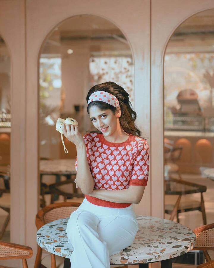 రీసెంట్ గా పోస్ట్ చేసిన కొన్ని ఫోటోలు కూడా సోషల్ మీడియాలో వైరల్ అవుతున్నాయి.