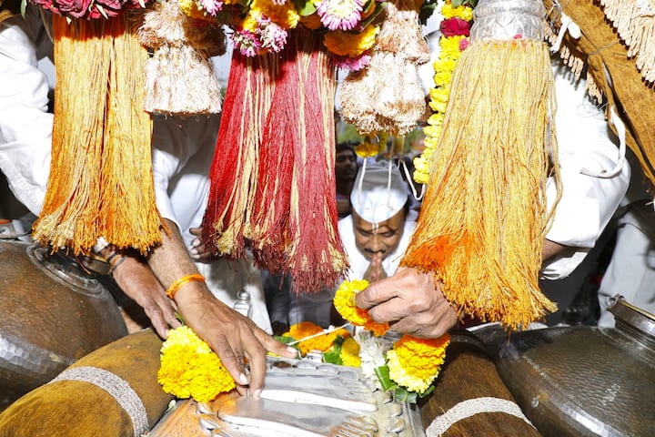 आज बारामतीत दाखल झालेल्या संतश्रेष्ठ श्री तुकाराम महाराजांच्या पालखी सोहळ्यात सपत्नीक सहभागी झालो. तुकोबांच्या चरणी नतमस्तक झालो. वारकरी बांधवांचे मनापासून स्वागत केले, असे ट्वीट अजित पवार यांनी केले.